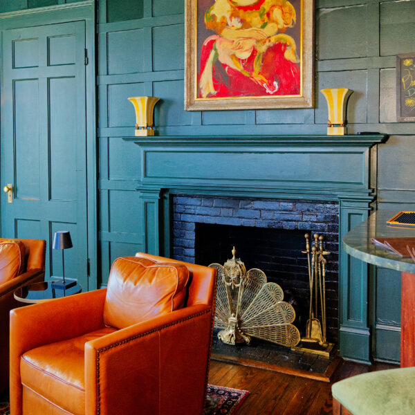 elliotts lounge fireplace